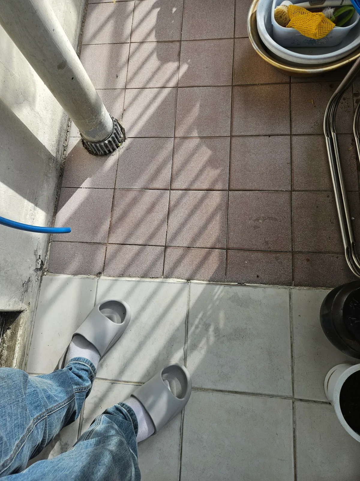 부평동 온수배관 누수 자가점검 | 온수 사용 뒤 마루가 따뜻해지고 습기가 올라옴 확인 순서 대표 사진